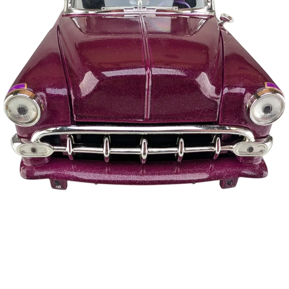 Malibu International Long Beach Lowrider Repair 1954 Chevy Bel Air 1:18 Purple